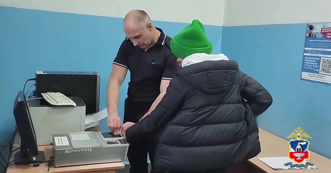 Экс менеджер по туризму в Барнауле собирала деньги за путёвки и присваивала их себе Женщина много лет честно работала в туризме собирала базу постоянных клиентов и вызывала доверие В 2022 году она сменила работу но продолжила принимать оплату за поездки по России и за границу Туры при этом никто не бронировал деньги уходили на личные расходы В полицию уже обратились 14 человек Предварительный ущерб 3 миллиона рублей Во время обыска у подозреваемой изъяли технику и документы которые помогут следствию Против женщины возбудили несколько уголовных дел по ч 3 и ч 4 ст 159 УК РФ мошенничество Суд отправил её под домашний арест Видео МВД Медиа