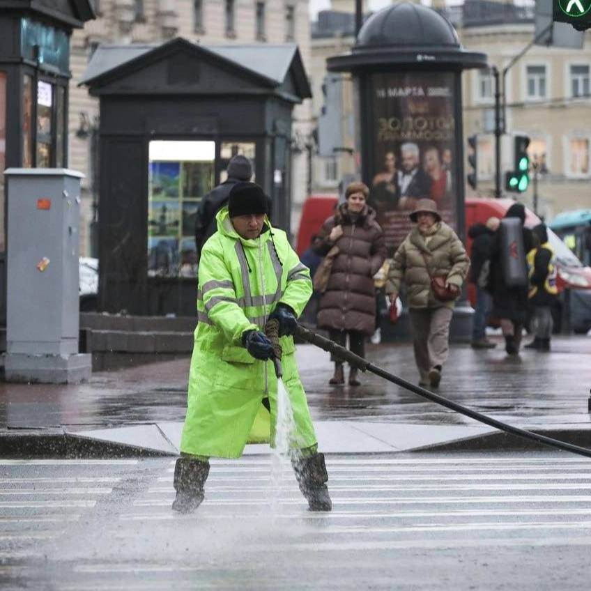 Впервые в январе петербургские улицы моют из-за тёплой погоды.  Такие работы, по словам чиновников, облегчат весеннюю зачистку.