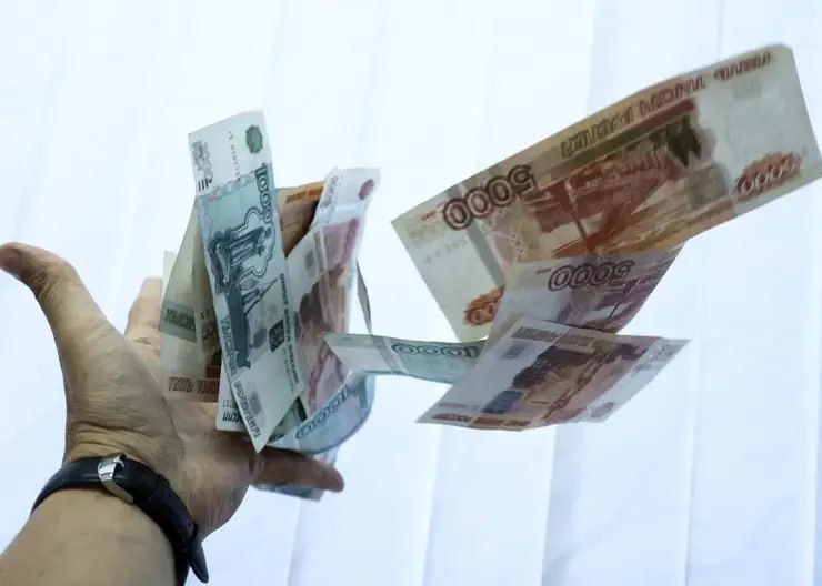 Под Красноярском мошенники выманили у подростка 830 тысяч рублей со счета его бабушки Аферисты вышли на связь с внуком 64-летней жительницы Солонцов. Они представились медсестрой из школы и под предлогом проблемы с медосмотром убедили школьника передать личные данные и код подтверждения. Когда юноша заподозрил неладное и заблокировал контакт, ему позвонил «сотрудник Госуслуг», который сообщил, что его данные якобы были взломаны, и теперь деньги могут быть переведены «на счета иностранных вооруженных сил». Далее подключились лже-правоохранители, которые пугали уголовной ответственностью и дали инструкции по «обнулению» банковских счетов. Следуя указаниям, подросток ночью, втайне от взрослых, снял деньги. Вдобавок он оформил кредитную карту на 190 тысяч рублей и перевел всю сумму мошенникам через банкоматы, рассказали в прокуратуре. Фото: Дмитрий Шабалин