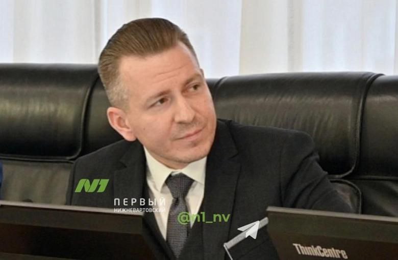 Главного строителя Нижневартовска задержали Источник NV86 в правоохранительных органах сообщил что директор городского Управления капитального строительства Марсель Шадыев был задержан силовиками Напомним в августе 2025 года в отношении Шадыева возбудили уголовное дело по подозрению в превышении полномочий По версии следствия подозреваемый будучи ответственным представителем заказчика по муниципальному контракту на выполнение работ по строительству Центра боевых искусств совместно с иными неустановленными лицами с ноября 2024 года по июль 2025 проавансировал муниципальный контракт При этом не было необходимых для выплаты документов а срок сдачи спортобъекта уже был нарушен Сейчас по информации нашего источника задержание связано с благоустройством по нацпроекту бульвар на Комсомольском озере nv86 me vk com nv86ru ok ru nv86 ru max ru nv86ru