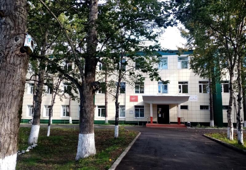 В школе на Камчатке скончалась 15 летняя девочка В Елизовской школе 2 днём 10 сентября скончалась 15 летняя ученица сообщили РАИ КАМЧАТКА ИНФОРМ в краевом министерстве здравоохранения Прибывшие на место ЧП медики скорой констатировали у ребёнка клиническую смерть Спасти школьницу не удалось Что стало причиной трагедии станет известно после проведения медицинской экспертизы КАМЧАТКА ИНФОРМ новости Камчатки в Telegram Фоторепортажи и эксклюзивные материалы на kamchatinfo com НАПИСАТЬ НАМ
