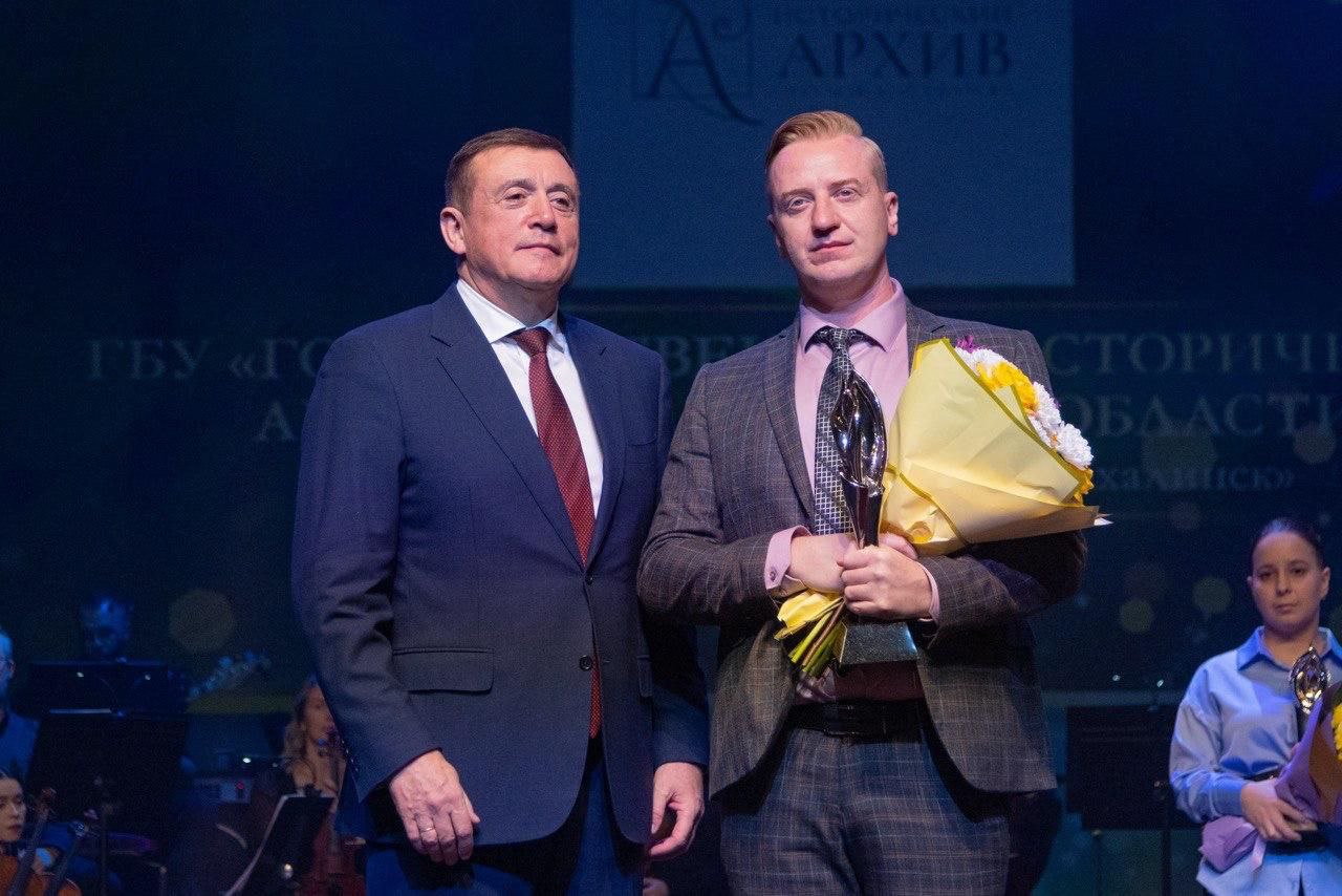 Поздравляю Исторический архив с победой Исторический архив занял лидирующее место в ежегодном областном конкурсе губернатора Сахалинской области В День народного единства состоялось награждение победителей пятого сезона конкурса Сахалинский маяк Главная цель конкурса назвать людей и общественные организации которыми область может гордиться В 2025 году отбор проходил по 51 номинации В народном голосовании участвовали более 21 7 тысячи человек Государственный архив занял первое место в номинации Самая эффективная организация Губернатор Валерий Игоревич Лимаренко лично вручил Балову Владимиру Васильевичу директору исторического архива диплом победителя и памятный кубок Успех учреждения это результат слаженной работы всего коллектива Теперь архив по праву носит звание одной из самых эффективных организаций региона