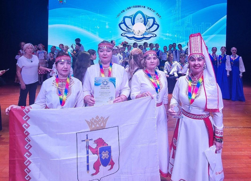 Ансамбль танца из Марий Эл привез высокую награду международного конкурса в Китае В первые ноябрьские дни в Шанхае прошел XIV Международный фестиваль конкурс песни и танца Жемчужное сияние 2025 В нем участвовали 65 коллективов и солистов из Китая и 120 из России Был на конкурсе и участник от Марий Эл образцовый ансамбль танца Дебют Он стал лауреатом I степени Участники фестиваля не только состязались в творчестве но и увидели главные достопримечательности Шанхая телебашню Восточная жемчужина главный деловой район Шанхая Пудун океанариум Фото vk com tskdebut Подписывайтесь на наш канал в МАХ