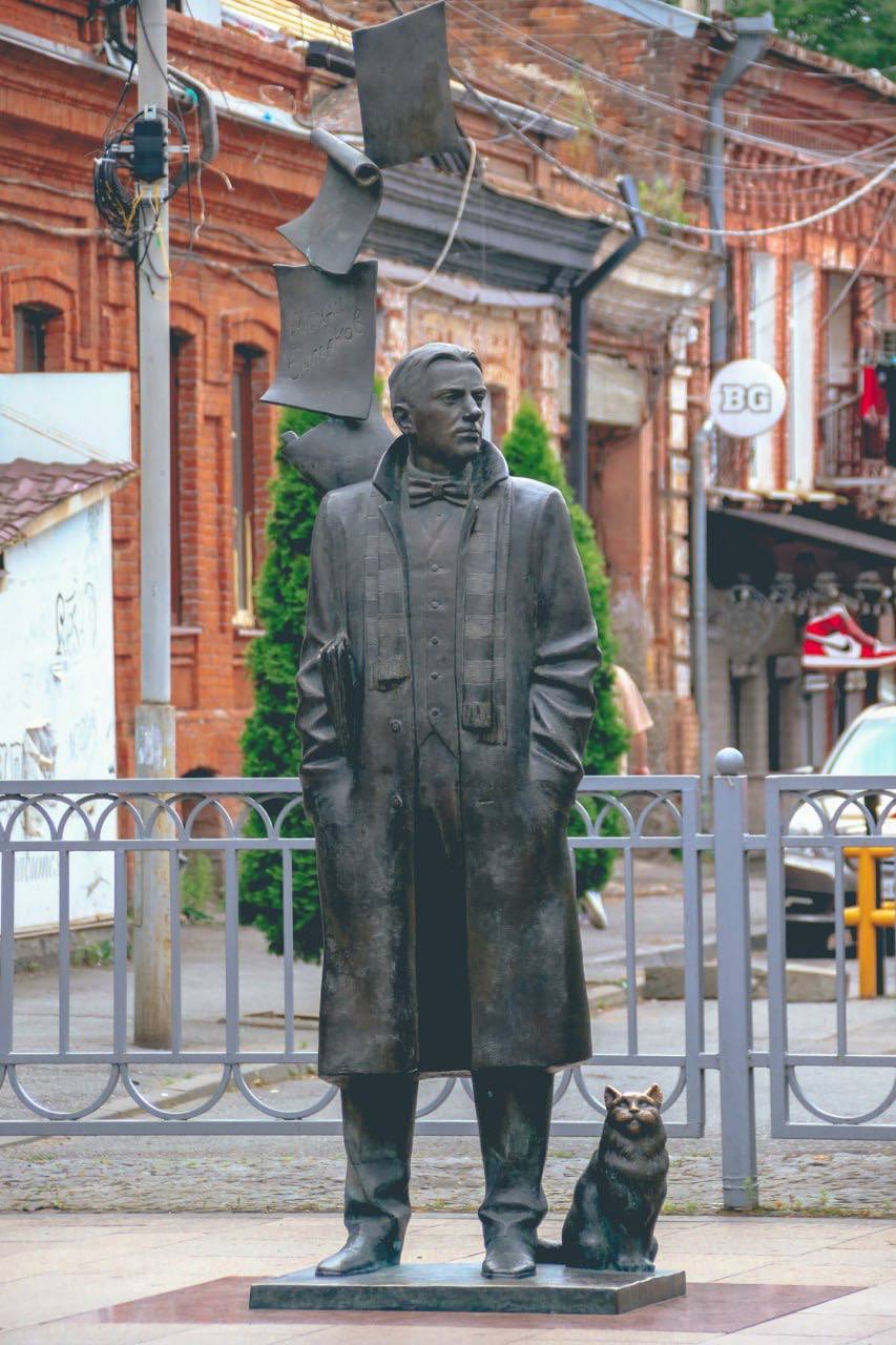 Гиды в Осетии создадут гастрономический спектакль променад посвященный Булгакову Ассоциация экскурсоводов и гидов переводчиков республики выиграла грант Президентского фонда культурных инициатив Они получили 1 5 млн рублей на создание первого на Северном Кавказе иммерсивного гастрономического спектакля променада Булгаков Начало Об этом сообщил замминистра экономического развития Тамерлан Хлоев К реализации проекта команда приступит в мае следующего года спектакль будет приурочен к 135 летию Михаила Булгакова начинавшего свой творческий путь во Владикавказе Спектакль будет проходить регулярно по местам жизни писателя Фото АМС Владикавказа