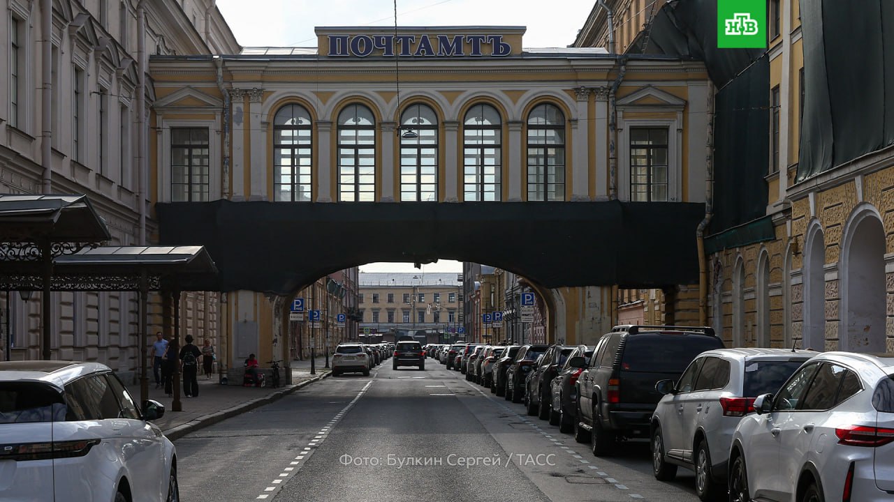 Петербургский Главпочтамт уйдет с молотка Цена на аукционе который проведут 16 января 1 2 млрд рублей По информации Делового Петербурга торги проведет Российский аукционный дом по поручению Почты России Таким образом проект Почтового квартала который Смольный планировал реализовать в 2020 году совместно с несколькими банками канет в Лету Планируется что Главпочтамт будет отреставрирован а его исторические объемы сохранены Там может появиться гостиница офисный бизнес центр общественное культурное пространство с выставками О так и не реализованном проекте Почтового квартала можно посмотреть наш репортаж здесь   www ntv ru novosti 2438843 Подписаться на НТВ Петербург Буст канала