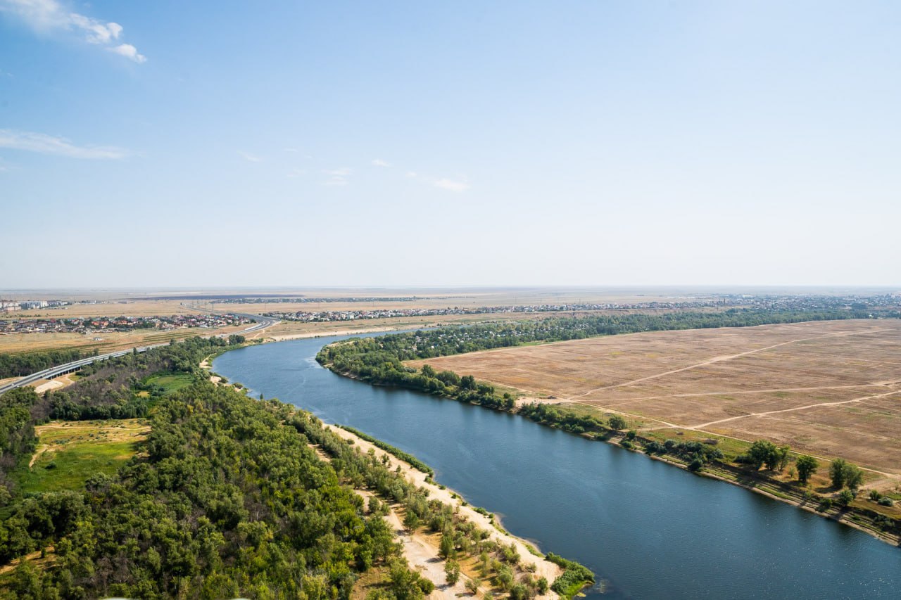 В 141 миллиард рублей оценили проект обводнения Волго-Ахтубинской поймы.  О нём заговорили в далёком 2018 году. В 2019 году его назвали «Проектом 21 века». И вот, спустя, 7 лет он, наконец, прошёл госэкпертизу. Приступить к реализации обещают уже в 2026 году, а сдать в 2034.  Напомним, проект включает 32-метровый канал для переброса воды из Волгоградского водохранилища в Ахтубу и мини-ГЭС на Ахтубе.  Короче, ждём дальше.    Подписаться на «Короче, Волгоград»