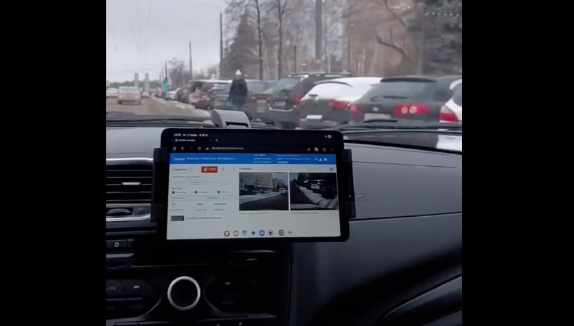 В Челябинске тестируют умные автомобили для контроля парковок С 1 апреля на улицах Челябинска появятся специальные автомобили с нейросетями которые будут фиксировать нарушителей правил платной парковки Пока система работает в тестовом режиме штрафовать никого не будут но оборудование уже начнут отлаживать Полноценный запуск ожидается 1 июня когда в городе официально заработают первые 1557 платных парковочных мест Всё необходимое оборудование установлено прямо в машинах вычислительный блок с нейросетью две камеры для обзора на узких улицах инфракрасные прожекторы для съёмки в темноте и планшет для контроля работы Как объясняют в мэрии автомобили будут двигаться по цикличным маршрутам считывать GPS координаты и сверяться с картой платных парковок Если система зафиксирует что машина простояла дольше 15 минут она проверит была ли оплата Данные обрабатываются на следующий день затем их проверяет оператор и направляет на административную комиссию где и принимают окончательное решение Пока идёт отладка челябинцы могут парковаться без временных ограничений С 1 июня начнётся полноценная тарификация для пяти категорий граждан предусмотрены льготы Десять тысяч парковочных мест по Челябинску планируется в долгосрочной перспективе Но мы планируем шире пойти не только размечать платные места на существующих парковках но и организовывать новые в спальных районах ранее рассказал вице мэр по развитию дорожно транспортной инфраструктуры Дмитрий Агеев Читайте нас в Телеграм в MAX в VK