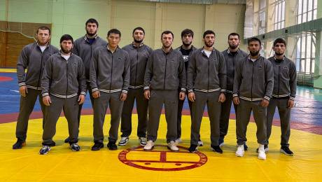 Заурбек Сидаков вошел в состав сборной России по вольной борьбе на чемпионат мира который стартует в Загребе 13 сентября В состав команды попали девять действующих чемпионов России а также олимпийский чемпион Заурбек Сидаков Помимо Сидакова в состав попали победители Олимпийских игр Абдулрашид Садулаев и Заур Угуев В состав сборной России вошли До 57 кг Муса Мехтиханов До 61 кг Заур Угуев олимпийский чемпион двукратный чемпион мира чемпион Европы До 65 кг Ибрагим Ибрагимов чемпион Европы До 70 кг Сайын Казырык До 74 кг Заурбек Сидаков олимпийский чемпион трехкратный чемпион мира До 79 кг Ахмед Усманов чемпион мира двукратный чемпион Европы До 86 кг Ибрагим Кадиев До 92 кг Аманула Гаджимагомедов До 97 кг Абдулрашид Садулаев двукратный олимпийский чемпион шестикратный чемпион мира пятикратный чемпион Европы До 125 кг Абдулла Курбанов Фото Федерация спортивной борьбы России Вести Алания Владикавказ