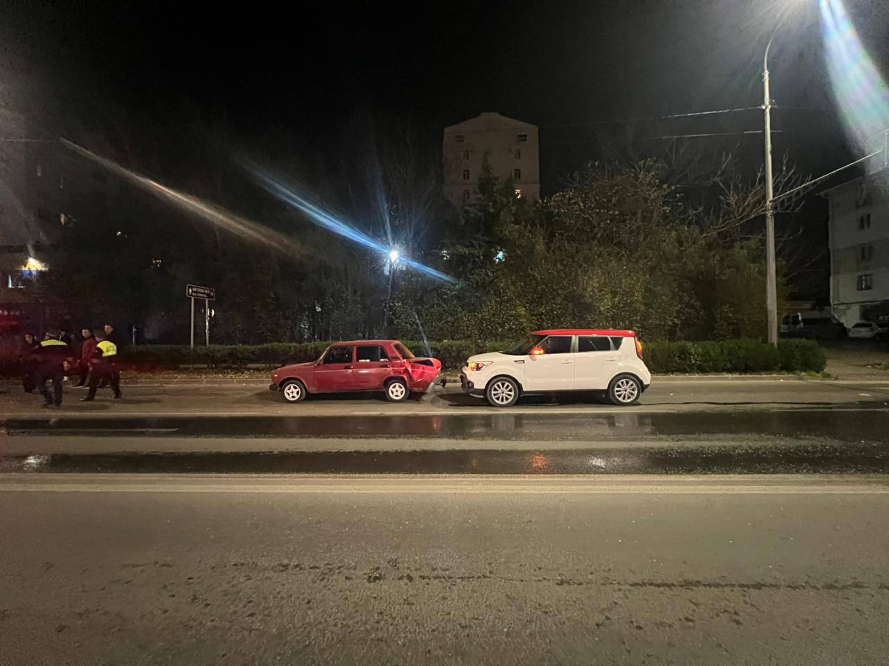 Трое малолетних детей и их мать пострадали в ДТП на ул Олега Кошевого Водитель автомобиля КИА выбрала не правильную дистанцию и перед перекрёстком врезалась в Жигули В результате ДТП пассажиры автомобиля ВАЗ 5 летняя девочка 2 летний и десятимесячный мальчики а также их 21 летняя мать получили телесные повреждения и были доставлены в медицинские учреждения Водители на момент аварии были трезвы ГАИ проводит проверку Ход проверки находится на контроле прокуратуры Севкор теперь в MAX Читайте Севкор