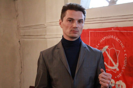 Анатолию Обухову запретили определённые действия 12 июля в Кировском районном суде Иркутска рассмотрели вопрос избрания меры пресечения депутату Законодательного собрания Иркутской области от КПРФ Анатолию Обухову. Об этом сообщила объединённая пресс-служба судов общей юрисдикции региона. Обухову до 9 сентября 2025 года запрещены определённые действия, а именно: выходить за пределы квартиры в определённый период времени, посещать здания и сооружения, где расположены структуры Заксобрания и ИРО КПРФ, подразделений КПРФ и ИРО любых политических партий, вокзалы железнодорожные, речные, морские, аэро . Нельзя общаться с участниками судопроизводства, за исключением следователей и адвокатов. И нельзя использовать интернет, а также отправлять и получать почтово-телеграфные отправления. #иркутск