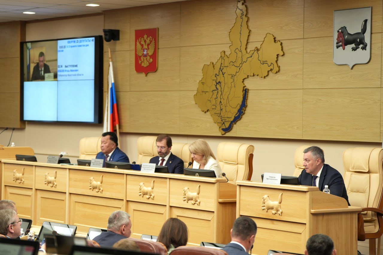 В Иркутской области автопредприятия будут штрафовать за нарушение правил перевозки пассажиров в городском и пригородном сообщении Документ принят на сессии Заксобрания Иркутской области. Его вынес на рассмотрение Губернатор Игорь Кобзев. «Документ подготовлен по просьбам жителей. Они жалуются, что перевозчики нарушают расписание, особенно по вечерам. Раньше было 2 способа воздействия: убеждение и разрыв контракта. Законопроект позволит их штрафовать», – сказал Игорь Кобзев. По документу перевозчики должны выполнять количество рейсов по расписанию, передавать информацию о расположении автобусов в региональную информационную систему, иметь в них исправное оборудование, в том числе - для маломобильных пассажиров при его наличии. «За нарушение количества рейсов перевозчика можно оштрафовать на сумму до 50 тыс. руб., за работу с неисправным оборудованием – до 15 тыс. руб. Надеемся, это повысит качество перевозок», – сказал министр транспорта и дорожного хозяйства Иркутской области Максим Лобанов.