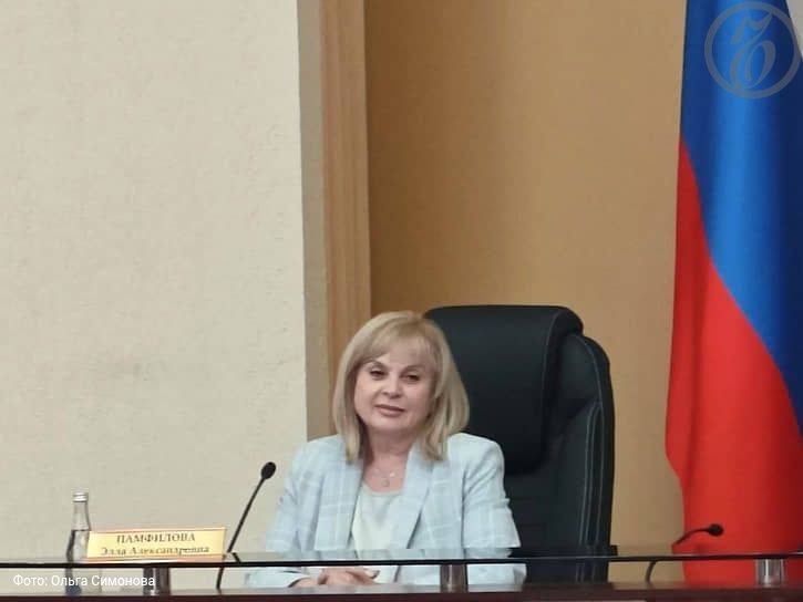 Элла Памфилова предупредила об угрозе ИИ для выборов  В своем выступлении на всероссийском совещании руководителей избирательных комиссий в Саратове она рассказала о ключевых вызовах, стоящих перед избирательной системой России в преддверии Единого дня голосования-2025 и выборов в Государственную думу в 2026 году.  Особое внимание она уделила рискам, связанным с развитием новых технологий. Глава ЦИКа выразила уверенность, что на предстоящих выборах противники России будут активно применять искусственный интеллект в деструктивных целях и, в частности, создавать дипфейки.  «Искусственный интеллект во благо всегда должен побеждать искусственный интеллект во зло. Если наши лучшие умы мировые не смогут решить эту задачу, все мы окажемся в капкане, из которого выбраться человечеству будет очень сложно», — предупредила Элла Памфилова.  Все эксклюзивы