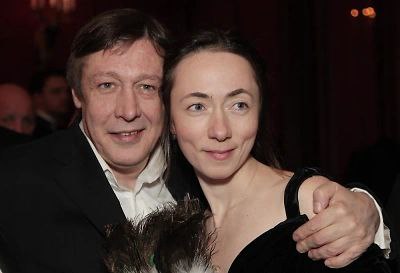 Софья Кругликова развелась с Михаилом Ефремовым. Они были вместе 23 года. Изменял он ей и в день ДТП, и после. Даже полицейские его в первый раз забирали из съемной квартиры подруги - актрисы "Современника" Дарьи Белоусовой. Дарья приезжала к Михаилу в колонию на длительное свидание. Так что скоро Михаил, видимо, опять женится. Вероятно, Софья отложила развод из-за заключения опостылевшего мужа. Дождалась, пока у того все наладится, и ушла. Наш telegram
