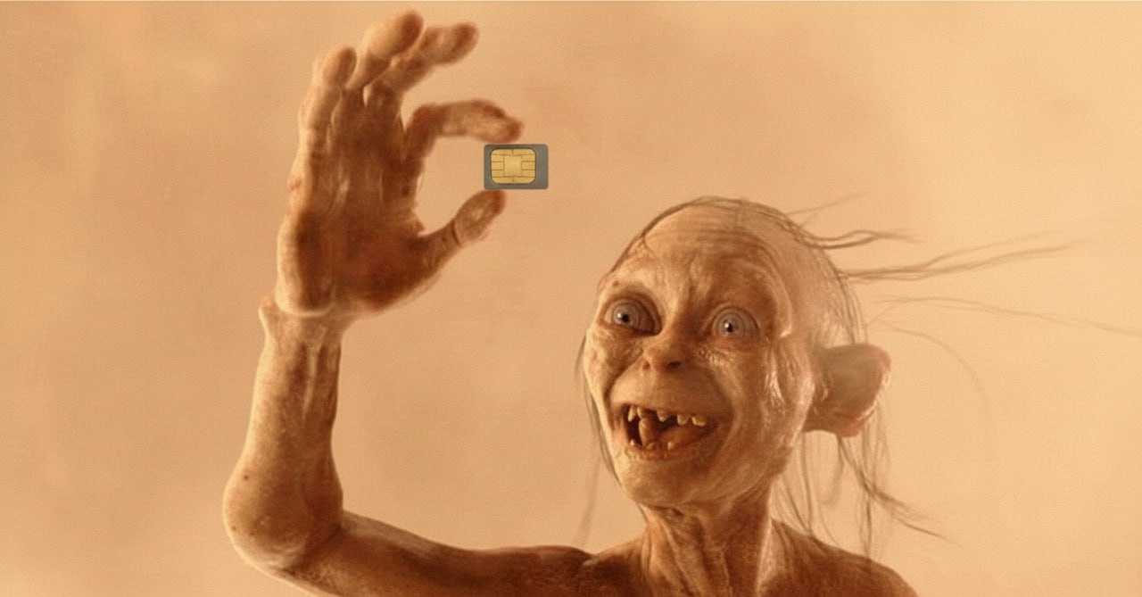 Подвезли статистику по переносу номеров между операторами MNP за 2025 год Количество переносов выросло с 3 до 5 4 миллиона номеров рост в 1 8 раза Рекорд был поставлен в декабре 2025 года свыше 650 тысяч номеров Минцифры указывает на то что с 1 сентября 2025 года заработал механизм независимого арбитража при переносе мобильного номера от одного оператора связи к другому что снизило количество отказов Арбитражем занимается НИЦ Телеком подведомственный министерству Арбитраж представляет собой сверку сведений об абоненте из заявки у операторов ранее этим занимался оператор от которого абонент уходил и как следствие старался найти какие то несоответствия дабы удержать абонента у себя Перенос арбитража в независимую от операторов структуру позволил сделать процесс прозрачнее и снизить до минимума количество отказов Также указывается что на рост количества переносов повлияли новые тарифы и акции операторов запущенные в 2025 году но подозреваем что куда больше повлияли ограничения интернета в городах Большое количество абонентов в надежде найти идеального для себя оператора в тех местах где они чаще всего бывают попытались решить эту проблему через MNP