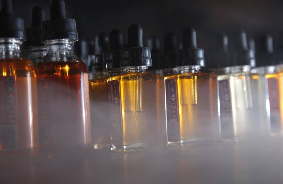 В Петербурге создана специальная рабочая группа по вейпам В Законодательном собрании Петербурга сформирована рабочая группа которая будет прорабатывать вопрос ограничений на торговлю вейпами рассказал спикер Заксобрания Александр Бельский Комиссия планирует полностью запретить продажу электронных сигарет или ввести максимально строгие ограничения Уже в понедельник состоится первое заседание соответствующей рабочей группы Среди участников представители городских комитетов по образованию здравоохранению и молодёжной политике регионального управления МВД РФ прокуратуры эксперты и общественники сообщил Бельский Спикер напомнил что Петербург был одним из первых регионов России запретившим продажу электронных никотиносодержащих средств несовершеннолетним Однако Бельский считает что существующих сегодня ограничительных мер недостаточно Антон Ваганов Подписаться на ДП в Telegram MAX