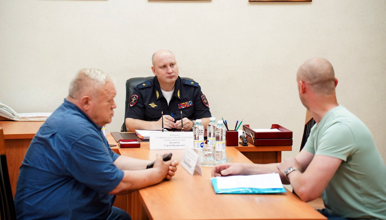 Начальник ГУ МВД Сергей Космачев и председатель Общественного совета Владимир Майоров провели прием граждан В Главном управлении МВД России по Челябинской области состоялся прием граждан. С южноуральцами встретились начальник Главка генерал-майор полиции Сергей Космачев и председатель Общественного совета, доктор юридических наук Владимир Майоров. Первым к руководителю обратился бывший сотрудник органов внутренних дел с просьбой оказать содействие в восстановлении на службе. Сергей Валерьевич, уточнив все детали, отметил, что подразделения областного Главка и территориальных органов открыты для приема на службу граждан, уже имеющих опыт. Затем к начальнику областного полицейского главка обратился житель города-спутника Челябинска с просьбой проанализировать решения, ранее принятые городским отделом МВД по конфликтной ситуации, возникшей между его семьей и соседями. Сергей Валерьевич поручил сотрудникам аппарата областного главка изучить все изложенные факты. В ходе приёма граждане обратили внимание на то, что поступающие к ним ответы от профильных подразделений ОВД и не всегда до конца понятны и в некоторых случаях вызывают сомнения. Начальник ГУ МВД разъяснил порядок работы и информирования граждан о принимаемых решениях, а также подчеркнул готовность полиции инициировать дополнительные рассмотрения материалов, в том числе с привлечением представителей надзорного ведомства. Поступили также предложения по повышению эффективности работы правоохранительных органов. Генерал-майор полиции внимательно выслушал все доводы, поручил коллегам по возможности адаптировать их применительно к службе, а также поблагодарил инициатора за внимательное и неравнодушное отношение к работе полиции. По итогам приема Сергей Космачев поручил руководителям профильных подразделений детально изучить все представленные материалы, вникнуть в каждую ситуацию и дать мотивированные ответы. #мвд74 #полиция74 #полицияюжногоурала #челябинскаяобласть #общественныйсовет