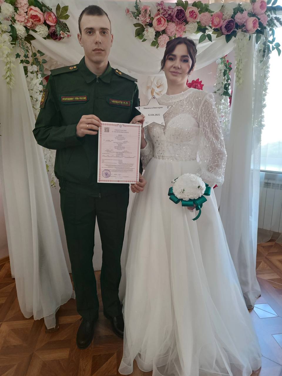 Звезды сошлись: саратовские ЗАГСы провели "космические" свадьбы В День космонавтики, 12 апреля, в Саратовской области 58 пар связали себя узами брака. Лидером по количеству регистраций стал Саратов, где свои отношения официально оформили 26 пар. Наибольшее число свадеб в областном центре пришлось на Дворец бракосочетаний 9 пар и Ленинский отдел ЗАГС 8 пар . В Энгельсском районе зарегистрировано 10 браков, в Вольском – 5, а в Балаковском – 3. Во многих отделах ЗАГС торжественные церемонии проходили в "космическом" стиле. Новобрачные участвовали в праздничных интерактивах: отгадывали загадки, получали призы, зажигали символические "звезды" и обменивались "космическими" комплиментами. Некоторым парам были вручены именные звезды. Прислать новость