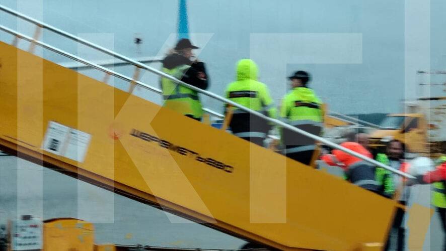Рейс из Москвы в Казань задержали на час из за дебоширки на борту соседнего самолета Пассажиры рейса Москва Казань вынуждены провести лишний час в ожидании вылета из за инцидента на борту другого воздушного судна Как сообщил источник KazanFirst причиной задержки стало неадекватное поведение молодой женщины которую пришлось снимать с самолета По словам очевидца после приземления службы безопасности аэропорта задержали девушку примерно 23 25 лет При выходе из салона она держала руки перед собой а на запястья была накинута кофта Транспортная полиция препроводила нарушительницу в служебный микроавтобус Командир воздушного судна официально объяснил пассажирам задержку поздним прибытием борта Однако со слов очевидца наземные службы сообщили что причина крылась в необходимости оформления протокола на дебоширку KazanFirst в бот