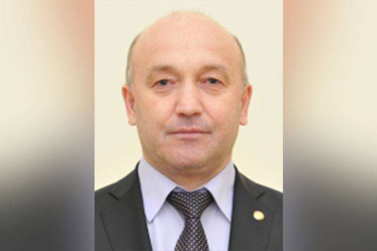 Силовики задержали за взятку главу отдела ЖКХ и кабмина Татарстана Фаила Салихова В отношении Салихова хотят избрать меру в виде домашнего ареста Мужчину задержали в Казани Возбуждено уголовное дело по статье о посредничестве во взяточничестве Салихову грозит от 7 до 12 лет лишения свободы Помимо начальника отдела ЖКХ был задержан еще один подозреваемый Отмечается что к его задержанию привел коммерческий спор в суде двух компаний в 2023 году Один из них пытался решить вопрос с помощью Салихова передал ему 2 5 млн рублей но тот ничего не смог сделать Законы стройки в MAX