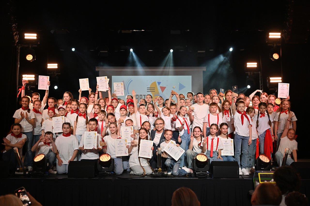 Открыт приём работ на Всероссийский форум юных дарований Стать участником Всероссийского форума юных дарований ArtНавигатор может каждый желающий Благотворительный фонд Дети России открыл приём заявок Мероприятие проводится в два этапа Первый конкурсный Второй образовательно просветительский Заявки принимаются с 11 декабря по 2 марта 2026 года в четырёх номинациях изобразительное искусство эстрадный вокал хореография журналистика Форма подачи заявок на сайте Фонда После того как жюри выберет лучших конкурсантов обладатели наивысших баллов рейтинга получат персональные приглашения на вторую часть Форума двухдневную серию очных мастер классов с известными творческими деятелями России Форум ArtНавигатор 2025 собрал на загородной площадке уральской столицы более 200 участников 9 17 лет из разных регионов России Для участия не требуется вступительного взноса Положение условия участия и требования к работам на сайте Фонда Дети России Форма подачи заявок russiankids ru projects artnavigator request