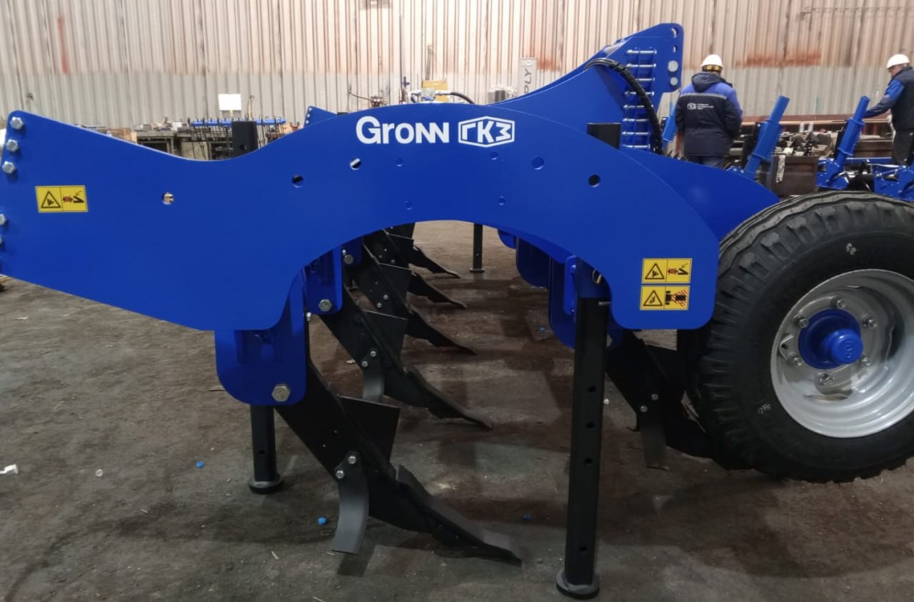 Новый бренд сельхозтехники Gronn под которым теперь будет производиться сельхозтехника на ГКЗ представлен на российском рынке Новинка новый этап в развитии Грязинского культиваторного завода который работает более 65 лет и хорошо известен российским аграриям по культиваторам плугам глубокорыхлителям и боронам сообщили журналу Поле РФ в пресс службе завода По словам генерального директора холдинга АСТЕРА Владимира Вертея Gronn это бренд символизирующий масштабные изменения произошедшие в периметре завода и дистрибутора компания Феникс за последние годы В конструкцию машин было внесено свыше 100 изменений акцент сделан не только на повышении надежности но и на удобстве эксплуатации Подробнее pole journal