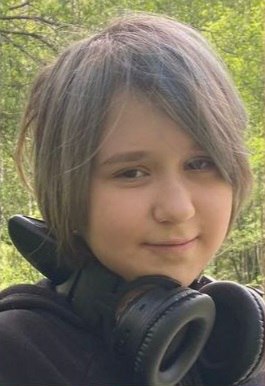 В Омске пропала 12-летняя девочка в белой ушанке  В Омске пропала 12-летняя Софья Полякова. Как сообщает поисково-спасательный отряд «Доброспас-Омск», сегодня около 16:00 девочка вышла из дома на Лукашевича и не вернулась.  Когда девочка уходила, она была одета в черную куртку, черные джинсы, черные ботинки и белую вязаную шапку ушанку.  Информацию, которая может помочь найти девочку, омичей просят сообщать по телефонам: 8-999-470-10-08, 8-999-453-77-10 или 02  102 .