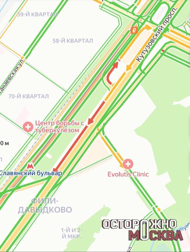 На Кутузовском проспекте авария с такси. Из-за ДТП образовалась пробка на 1,5 километра. На Кутузовском проспекте у ТЦ Океания авария. Столкнулись два автомобиля такси в средней полосе. На месте работают оперативные службы города.