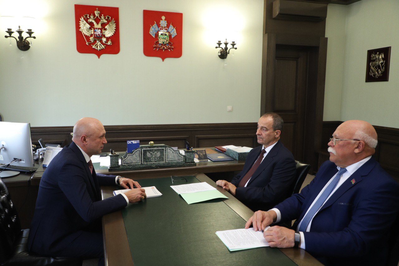 В кубанском парламенте состоялась рабочая встреча председателя ЗСК Юрия Бурлачко с председателем Совета ректоров высших учебных заведений Краснодарского края и Республики Адыгея ректором КубГМУ Сергеем Алексеенко Во встрече также принял участие заместитель руководителя кубанского парламента председатель комитета по вопросам здравоохранения и социальной защиты населения Николай Петропавловский Темой обсуждения стали вопросы подготовки медицинских кадров для лечебных учреждений Кубани За последние годы дважды лично посещал университет в том числе после проведения масштабных ремонтных работ Вуз преображается и развивается на наших глазах Не может не радовать динамика числа поступающих которая с прошлого года увеличилась с 2400 до 2900 студентов Вопрос обеспечения кадрами медучреждений края неоднократно рассматривался на совещаниях Законодательного Собрания Были даны рекомендации по увеличению целевого набора учебных мест которые сейчас претворяются в жизнь сказал Юрий Бурлачко Ректор проинформировал что в настоящее время в университете обучается 10 тысяч студентов В этом году по сравнению с прошлым количество целевиков увеличилось на 15 и составляет 71 от общего количества бюджетных мест Он поделился планами вуза по расширению его площадей за счет приобретения дополнительного здания В ходе встречи отдельно обсуждались вопросы закрепления молодых специалистов на местах социальной поддержки медработников в том числе работающих на селе Отметили что для повышения доступности и качества медицинской помощи в крае модернизируется и расширяется и сама сеть медучреждений В завершение Юрий Бурлачко поблагодарил ректора и всех сотрудников медуниверситета за проделанную работу пожелал сохранять положительную динамику и дальше в решении всех стоящих перед вузом задач Он заверил что депутаты ЗСК всегда готовы поддержать инициативы университета в вопросах дальнейшего развития