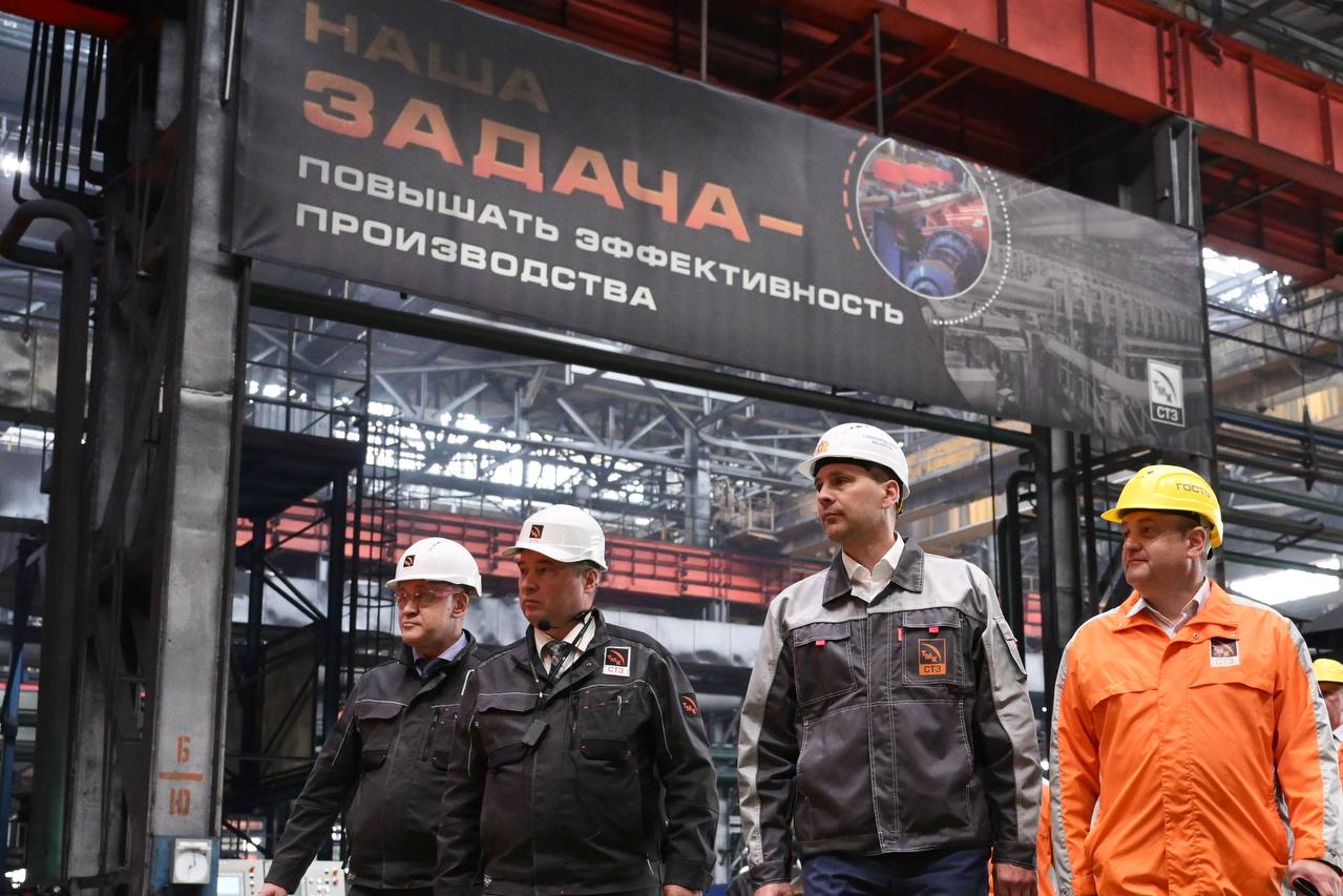 Денис Паслер проверил темпы ремонтов и развитие городской среды в Полевском     Врио губернатора Свердловской области Денис Паслер в ходе рабочей поездки в Полевской осмотрел ряд промышленных, культурных и социальных объектов, а также проинспектировал ход благоустройства городских территорий.    Подписаться ↗  Обратная связь
