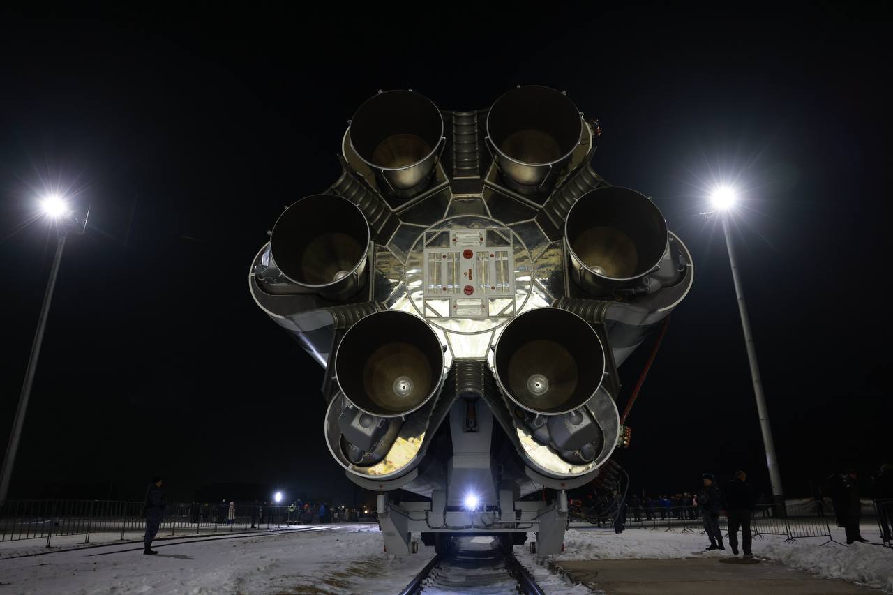 Этим утром вывозим ракету на старт Протон М отправляется на площадку 81 Байконура Фото Иван Тимошенко