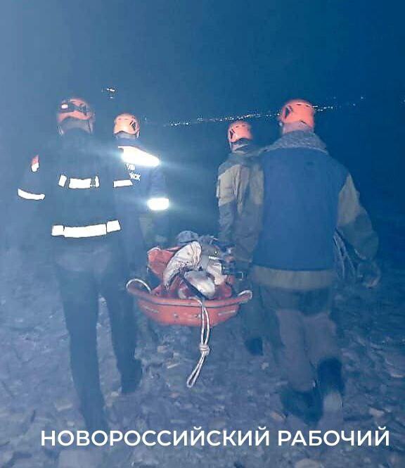 В Новороссийске спасли туристку из Эстонии упавшую с горы Колдун Девушка осталась на выступе скалы и нуждалась в помощи Спасатели поднялись к ней оказали доврачебную помощь и спустили на носилках с высоты 70 метров к ожидающим медикам Команда скорой помощи и прохожие помогали нести пострадавшую к машине Спасатели часто выручают отдыхающих рискующих во время прогулок в горах Например в августе 2023 года спасали местного жителя застрявшего на полпути к вершине Случались и другие происшествия например с туристами которые не смогли спуститься Прогулки по Колдуну безопасны если придерживаться тропы вдоль берега novorab official