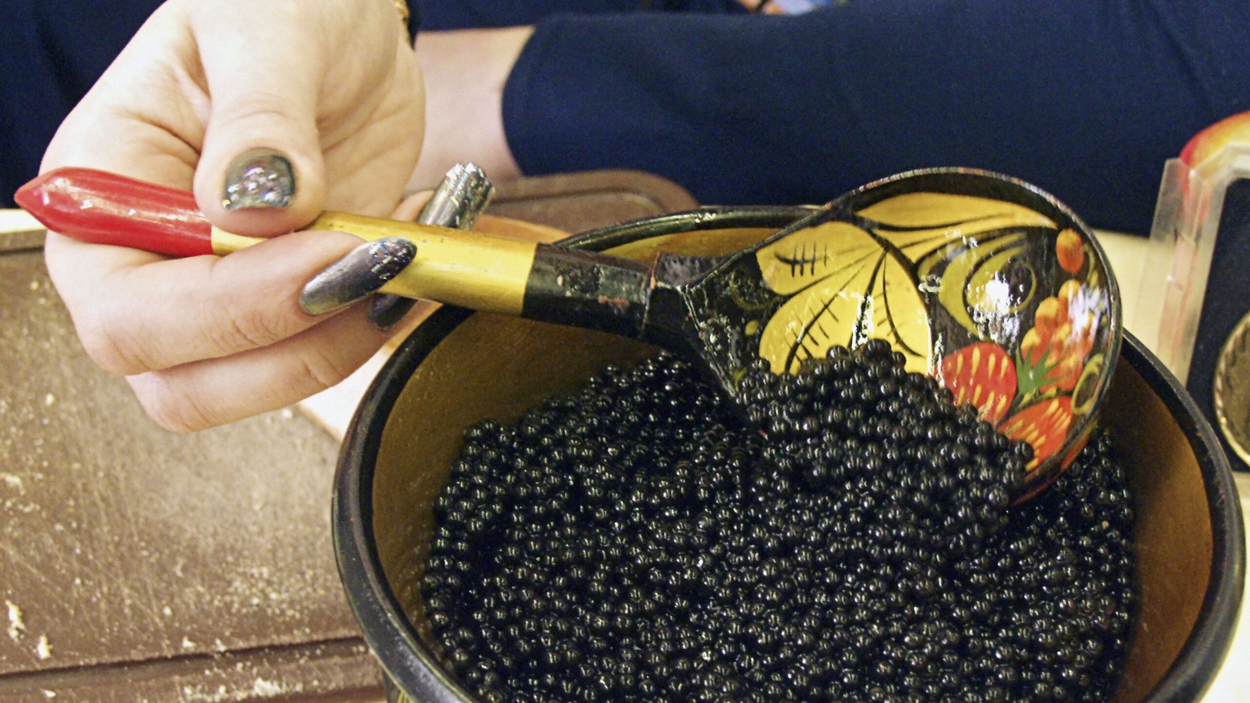 Один бутерброд с черной икрой к новогодним праздникам в 2025 году будет стоить 656 рублей подсчитали для РИА Новости аналитики Контур Маркета Один бутерброд состоящий из 10 грамм черной икры 10 грамм сливочного масла и 30 грамм хлеба в среднем стоит около 656 рублей выяснили аналитики проанализировав 1 7 миллиона чеков для икры и 5 6 миллиона чеков для масла и хлеба в ноябре декабре 2025 года При этом по данным аналитиков набор продуктов для бутерброда в магазине будет стоить 13 023 рубля Самым дорогим ингредиентом станет икра за 200 грамм которой в среднем по стране просят 12 662 рубля Брикет сливочного масла в 180 грамм обойдется в 283 рубля а хлеб в 78 рублей Председатель Рыбного союза Александр Панин на прошлой неделе рассказал РИА Новости что в 2025 году объем выпуска черной икры в России может достичь 88 тонн что будет выше уровня 2024 года когда было произведено порядка 82 тонн