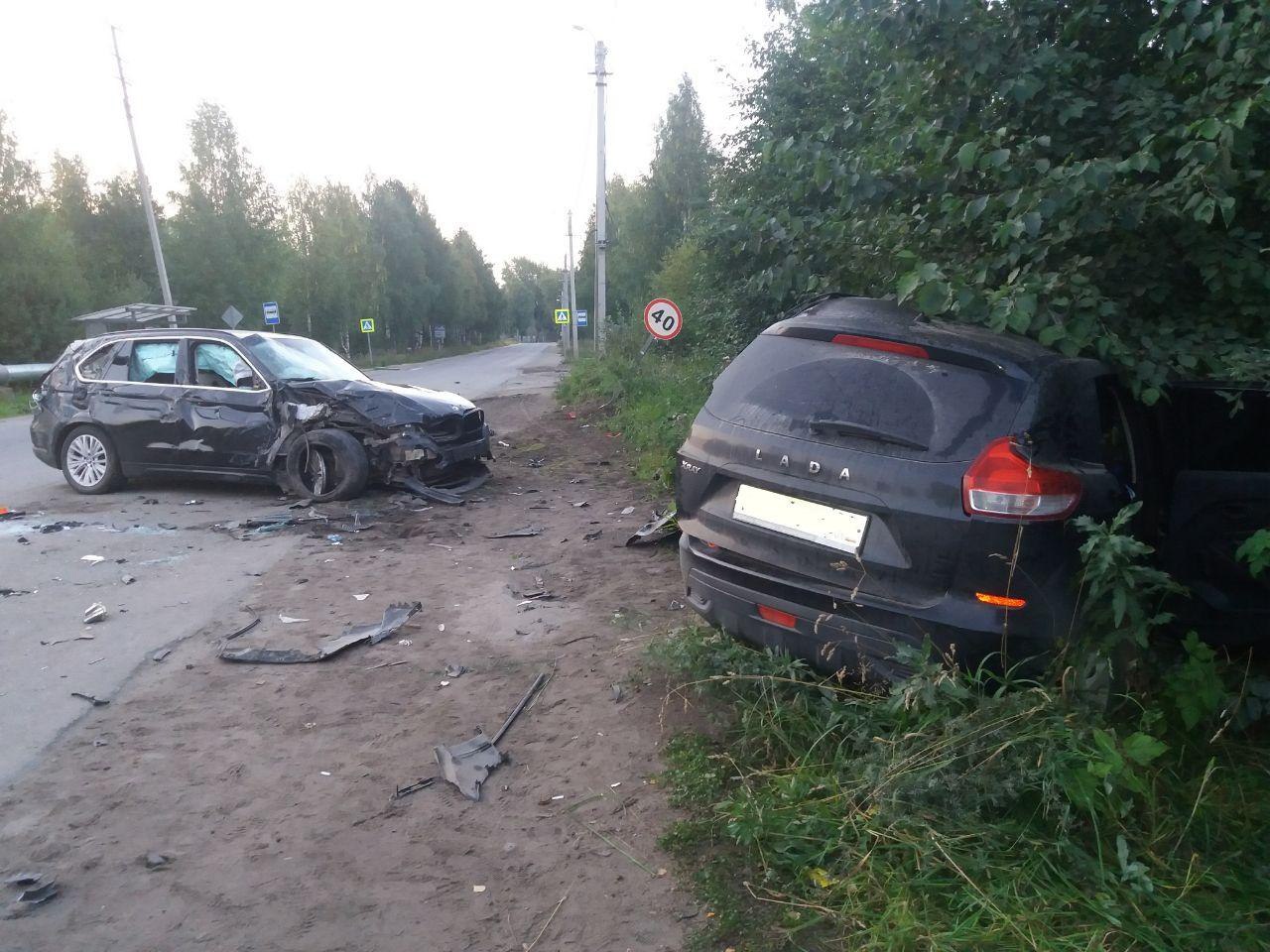 Житель Онеги Руфуллаев отказался признавать вину в пьяном ДТП и отделался годом общего режима  Около четырёх утра первого сентября 2024 безработный  а также ранее судимый  житель Онеги Вугар Руфуллаев 1983 года рождения после закрытия одного из развлекательных заведений следовал в другое.  Следовал, понятное дело, не пешком, а на солидной «BMW X5 XDRIVE35I».   Известно, что Руфуллаев семь раз он был признан виновным в превышении установленной скорости движения транспортного средства. Погнал и в то утро. И на встречке врезался в «Ладу». Травмы получили 3 человека: водитель отечественного авто и две его пассажирки. Наиболее серьёзно пострадал мужчина — его здоровью был причинён тяжкий вред.  На место аварии поспешили знакомые Руфуллаева и его друзья. Один из них впоследствии показал в суде, что исключительно по собственной инициативе представился прибывшим на место аварии сотрудникам ГАИ водителем «БМВ».  По этой причине Руфуллаева не обследовали для установления наличия признаков алкогольного опьянения.  Ряд свидетелей, знакомых обвиняемого, поясняли, что он не нарушал правила дорожного движения, и вообще во всем виноват экстренный маневр водителя «Лады».  Суд, исследовав доказательства, в это не поверил.   В пресс-службе Онежского городского суда Архангельской области сообщили:  С учетом совокупности смягчающих обстоятельств, которые суд обязан учитывать в силу закона, судом ему назначено наказание, близкое к максимально возможному — год в исправительной колонии общего режима. Кром того, он лишён права заниматься деятельностью, связанной с управлением транспортными средствами сроком на 2 года 9 месяцев.  В пользу потерпевшего взысканы денежные средства в счёт возмещения морального вреда в размере 700 000 рублей  с учетом ранее добровольно перечисленных осуждённым 200 тысяч рублей .  Подсудимый взят под стражу в зале суда. Добавим, что свою вину он так и не признал.  Приговор не вступил в законную силу.  Фото: ГАИ Архангельской области