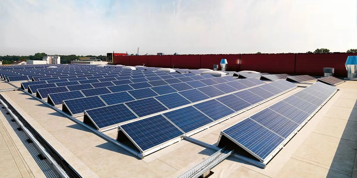 Первая солнечная электростанция запущена на севере Казахстана В Костанайской области запущена первая солнечная электростанция крупнейший объект ВИЭ на севере Казахстана Ее мощность превышает 22 МВт что позволит частично обеспечить электроэнергией крупное золотодобывающее предприятие региона В проект инвестировано более 7 млрд тенге Установлено около 36 тысяч солнечных панелей общей площадью почти 100 тыс кв метров Инвестор подчеркивает что станция часть стратегии устойчивого развития наряду с экологическими программами Всего в Костанайской области реализуются шесть проектов альтернативной энергетики на 560 млрд тенге включая газопоршневую и четыре ветровые электростанции Подпишитесь на AsiaToday