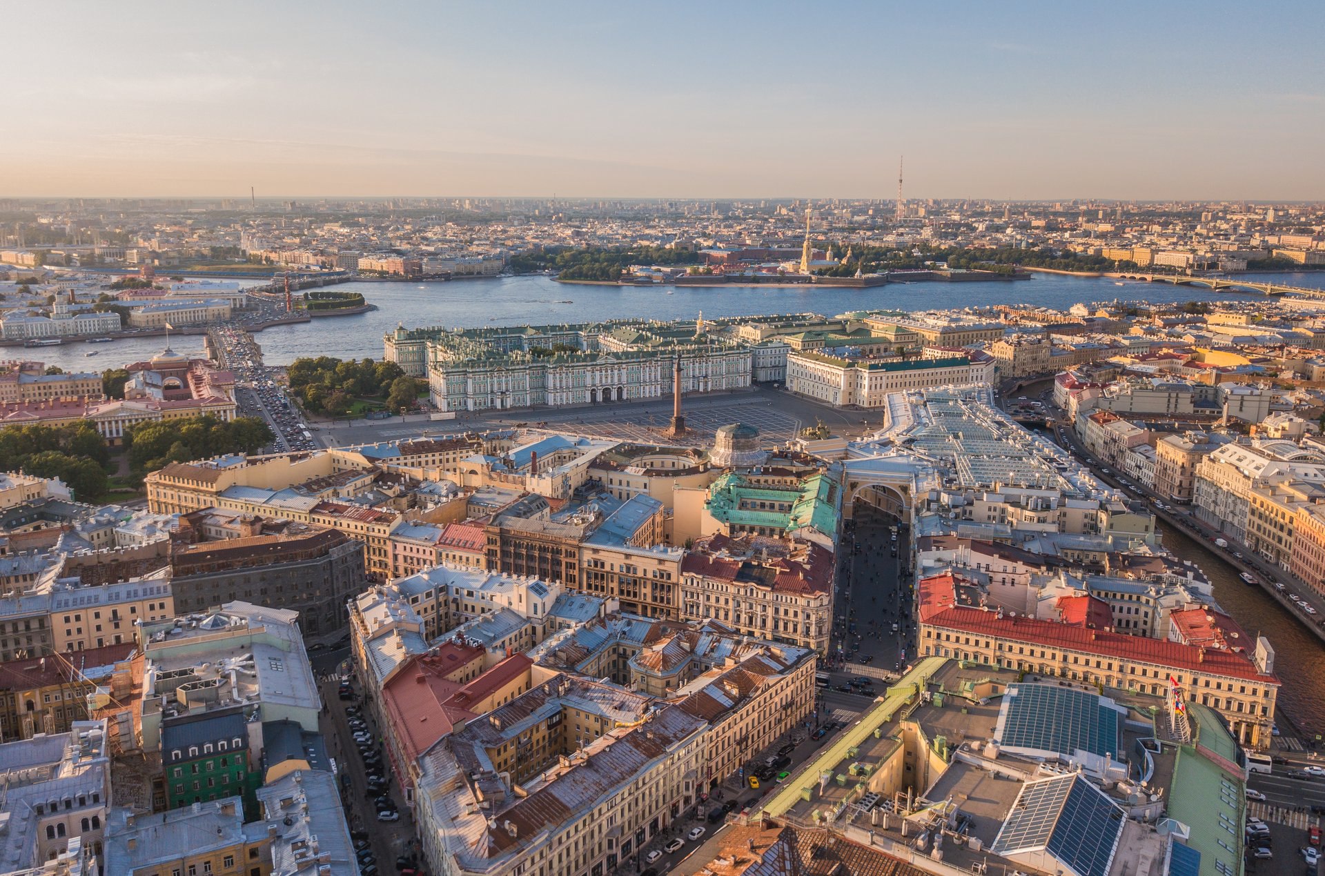 Участок дороги в центре Петербурга перекроют почти на 2 года  С 26 февраля по 14 августа 2027 года в Адмиралтейском районе перекроют для движения участок дороги на Большой Морской улице от Почтамтского переулка до Исаакиевской площади.  Ограничения введут из-за установки временного ограждения, сообщает пресс-служба Государственной административно-технической инспекции  ГАТИ . Водителей просят учитывать информацию при планировании маршрутов.