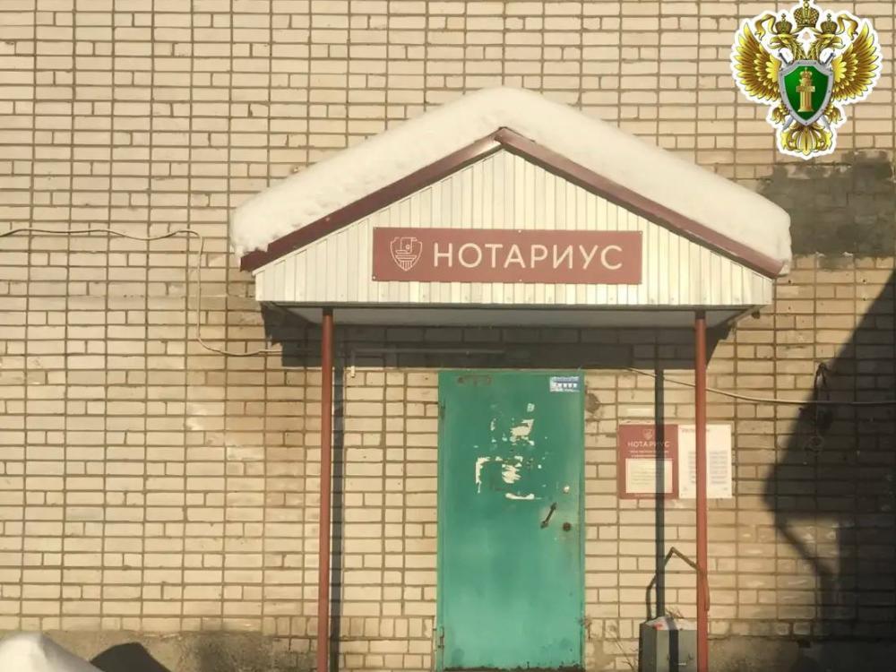 Нотариусу из Холмогор которая обманывала людей утвердили обвинительное заключение По информации пресс службы прокуратуры Архангельской области и НАО следствием установлено что в период с 2022 по 2024 годы нотариус как мы сообщали ранее речь идёт об Ирине Преловской кабинет которой располагается в Холмогорах на улице Песошникова обманывала граждан навязывая им различные услуги которые в действительности людям были не нужны Своими действиями женщина незаконно получила более 130 тысяч рублей Максимальная санкция инкриминируемой статьи предусматривает наказание в виде лишения свободы на срок до 6 лет Уголовное дело будет направлено в Холмогорский районный суд для рассмотрения по существу Нотариус обвиняется в совершении 11 преступлений предусмотренных ч 3 ст 159 УК РФ Мошенничество то есть хищение чужого имущества путем обмана и злоупотребления доверием совершенное лицом с использованием своего служебного положения