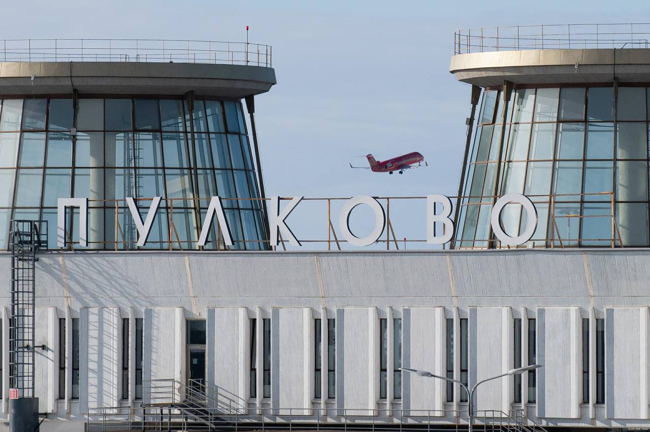В Пулково в марте запустят эксперимент по посадке на рейсы по биометрии сообщил ТАСС глава Минтранса Андрей Никитин Проект в котором участвуют авиакомпания Аэрофлот Минцифры и Центр биометрических данных предполагает внедрение технологии на всех этапах от регистрации до посадки на борт Отмечается что использование биометрических данных станет добровольной альтернативой традиционному предъявлению документов Пассажиры сохранят право выбора между цифровой идентификацией и подтверждением личности по паспорту Сергей Ермохин ДП Подписаться на ДП в Telegram MAX