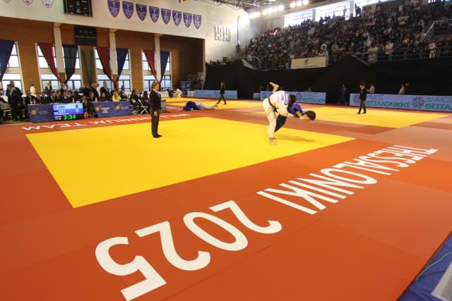 Международная федерация дзюдо IJF вернула российским спортсменам право выступать на международных турнирах под флагом страны сообщает пресс служба IJF Исполнительный комитет IJF проголосовал за то чтобы разрешить российским спортсменам вновь соревноваться под своим национальным флагом с гимном и символикой начиная с турнира Большого шлема в Абу Даби 28 30 ноября говорится в сообщении В заявлении IJF добавила что данное решение подтверждает роль организации как действительно глобальной федерации и укрепляет ее приверженность справедливому прозрачному и основанному на ценностях управлению Федерация отметила что дзюдо всегда пропагандирует дружбу уважение солидарность и мир EJU Подписаться на РБК Спорт