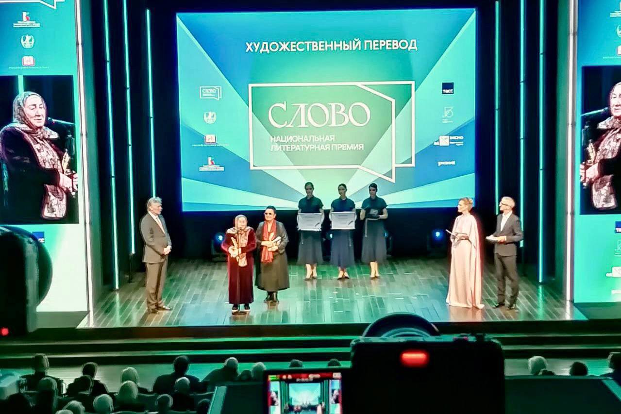 Председатель Правления Союза писателей Дагестана Марина Ахмедова Колюбакина стала номинантом крупнейшей национальной литературной премии Слово Она удостоена награды в номинации Художественный перевод за перевод с аварского языка трагедии Залму Батировой Хунзахская ханша Трагедия Премию переводчику и автору произведения вручил пресс секретарь Президента России Дмитрий Песков во время торжественной церемонии награждения в Москве  Отметим награды присуждаются в двух категориях Марина Ахмедова Колюбакина победила в категории Мастер Министерство культуры Дагестана во главе с руководителем Заремой Бутаевой поздравляет Марину Анатольевну с признанием заслуг на столь высоком уровне и желает неиссякаемого вдохновения и новых творческих успехов Марина Анатольевна Ахмедова Колюбакина поэт переводчик публицист Председатель Правления Союза писателей Дагестана Народный поэт Дагестана Заслуженный работник культуры Российской Федерации Лауреат множества всероссийских и республиканских премий Автор переводов стихов и поэм народных поэтов Дагестана зарубежных поэтов а также автор поэтических сборников Отчий свет Високосный век Осень столетья Твой образ Кавказская тетрадь Долгое эхо Древо жизни Русское поле Волшебный сундучок Дым Отечества Стамбульская тетрадь и многих других Стихи Марины Ахмедовой переведены на английский азербайджанский арабский башкирский белорусский болгарский итальянский киргизский туркменский украинский чеченский и многие языки Дагестана