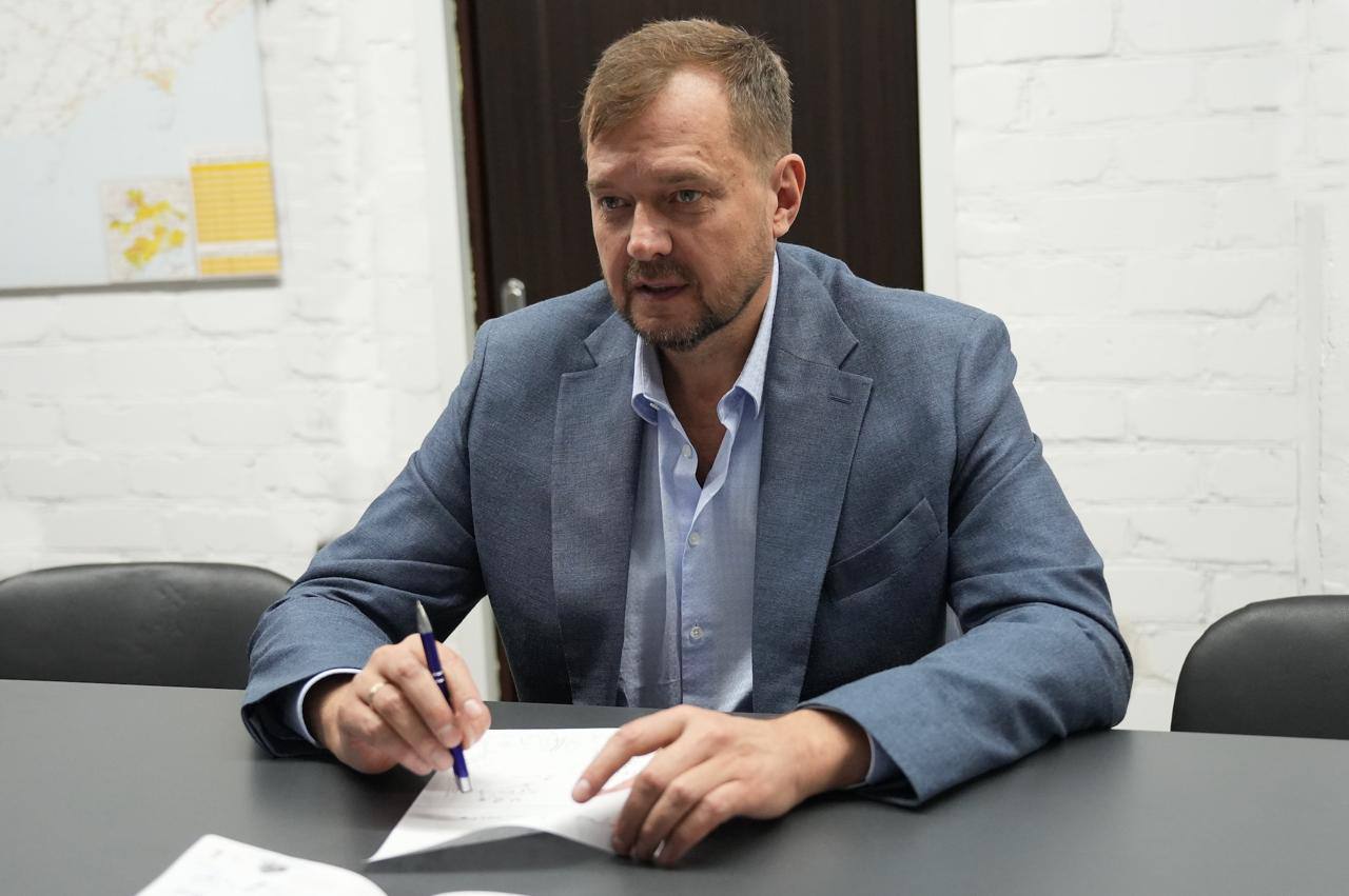 Провел рабочую встречу с главой администрации города Бердянска Андреем Анатольевичем Ковганко, обсудили основные вопросы деятельности органов местного самоуправления и планы работы на предстоящий период. В Бердянске актуальна проблема водоснабжения и водоотведения, износ сетей в городе составляет 95%, что приводит к порывам и отключениям водоснабжения. В оперативном режиме принято решение о переподключении самой большой канализационной станции города к новому участку длиной 1,6 км главного магистрального коллектора, где завершены работы по модернизации и восстановлению. В высокой степени готовности находится 11-километровый водовод от Луначарских скважин к цеху водоочистки Бердянска, по которому город дополнительно сможет получать порядка 5 тысяч кубов артезианской воды в сутки. На 2025-2026 годы в Бердянске запланирован капитальный ремонт четырех водоводов в границах города и капитальный ремонт водовода от Бердовского водохранилища протяженностью 26 км , а также ремонт водовода «Прилив», который питает значительную часть города. Эта работа позволит полностью решить вопрос и обеспечить стабильное водоснабжение. Также обсудили ход работ по развитию дорожно-транспортной инфраструктуры городского округа и монтаж новых линий уличного освещения.