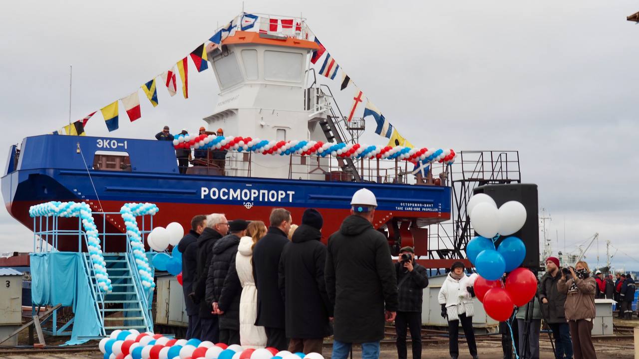 Второй в серии нефтемусоросборщик бонопостановщик Эко 1 проекта NE028 сегодня спущен на воду на Онежском ССЗ в Петрозаводске После передачи Дальневосточному бассейновому филиалу Росморпорта судно начнет работать в порту Находка Эко 1 получит весь набор инструментов для борьбы с загрязнениями вызванными утечкой углеводородов в прибрежной зоне и морских портах Другой важной задачей станет уборка плавающего мусора который попадает в акваторию во время половодий тайфунов и ливневых дождей Головное судно МНМС Лебедь предназначенное для порта Владивосток спущено на воду месяцем ранее Ожидается что верфь завершит строительство двух нефтемусоросборщиков в 2026 году затем они отправятся на Дальний Восток новостиРМП флотРМП Подпишитесь на Росморпорт в Telegram в MAX