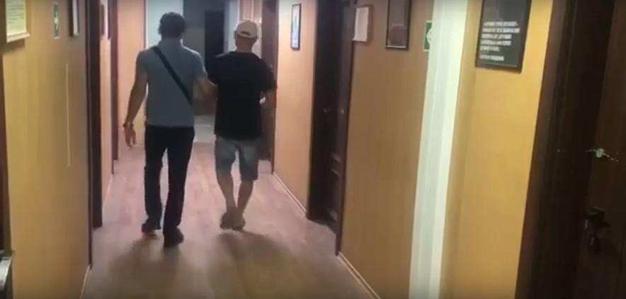 В Батайске задержан мужчина, подозреваемый в краже и убийстве домашнего ослика  В Батайске задержан 38-летний мужчина, подозреваемый в краже и убийстве домашнего осла. Владелец животного обратился в полицию с сообщением о пропаже и гибели осла. Благодаря оперативной работе участковых, анализу записей с камер и опросу свидетелей, подозреваемый был быстро установлен.   Задержанный признался, что в состоянии алкогольного опьянения нанес ослу смертельный удар ножом и разделал тушу, объяснив свои действия желанием попробовать мясо животного.  В настоящее время решается вопрос о возбуждении уголовного дела по статье о краже с причинением значительного ущерба, подозреваемый находится под подпиской о невыезде.