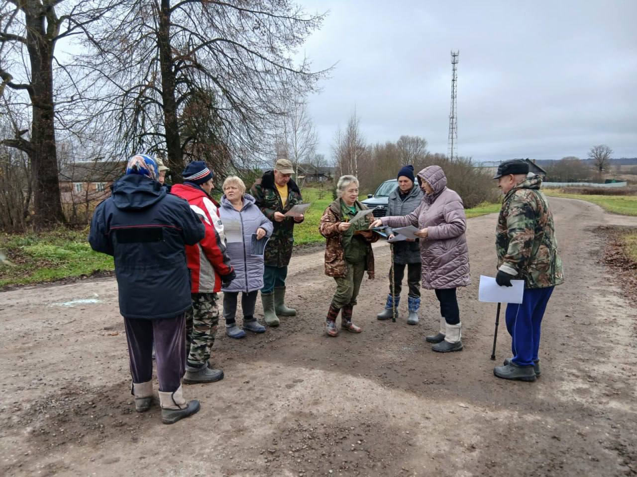 Лесничие ответили на вопросы граждан Сотрудники Волоколамского филиала ГАУ МО Мособллеc провели встречу с жителями деревни Карачарово Волоколамского муниципального округа которых интересовали вопросы сбора валежника Лесничие подробно рассказали что такое валежник и как правильно его собирать проинформировали граждан о том как можно выписать дрова для собственных нужд и напомнили о правилах пожарной и санитарной безопасности в лесах Валежник это лежащие на земле остатки стволов деревьев сучьев которые отмерли естественным путем и не имеют связи с корнем После сбора валежника необходимо очистить лесной участок от мусора и порубочных остатков Если же гражданин собирается заготовить дрова то один раз в год он может выписать 10 кубометров подав заявление в МФЦ или через портал Госуслуг рассказала старший участковый лесничий Волоколамского филиала ГАУ МО Мособллес Мария Шарова Подписывайтесь на telegram канал председателя Комитета лесного хозяйства Московской области   t me abouttheforestinthecase лес лесничество Мособллес mosoblcomles