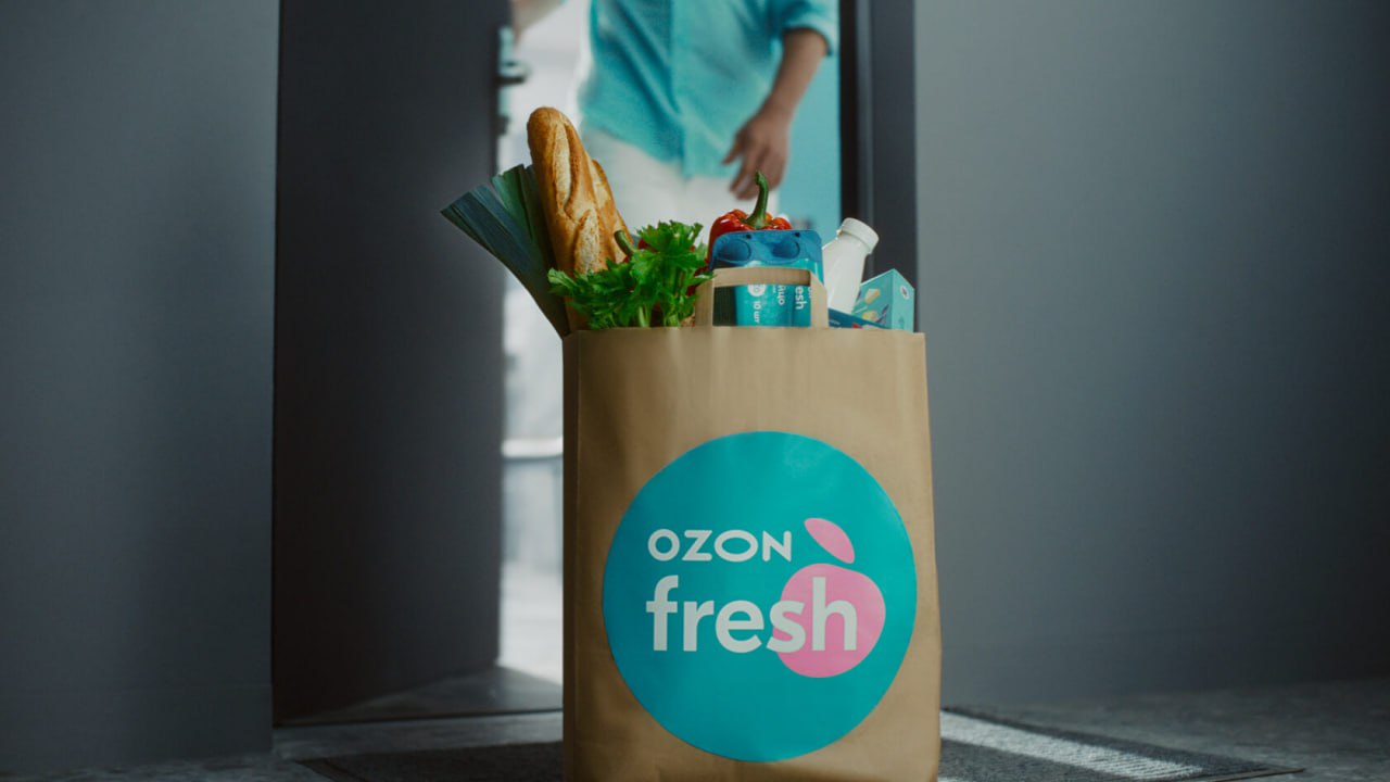 Ozon fresh готовится выйти в офлайн в компании изучают возможность запуска собственных магазинов пишет Shopper s Ритейлер может начать тестировать небольшие офлайн магазины рядом со своими дарксторами рассказали изданию в компании Мы потенциально могли бы открывать небольшие офлайн точки рядом с нашими дарксторами и представлять там продукцию небольших производителей тем самым расширив их возможности контакта с аудиторией еще и в офлайне пресс служба Ozon fresh Сейчас у Ozon fresh работают 180 дарксторов в девяти регионах России В мае 2025 года сервис уже запускал офлайн продажу своих готовых блюд в магазинах Ашан