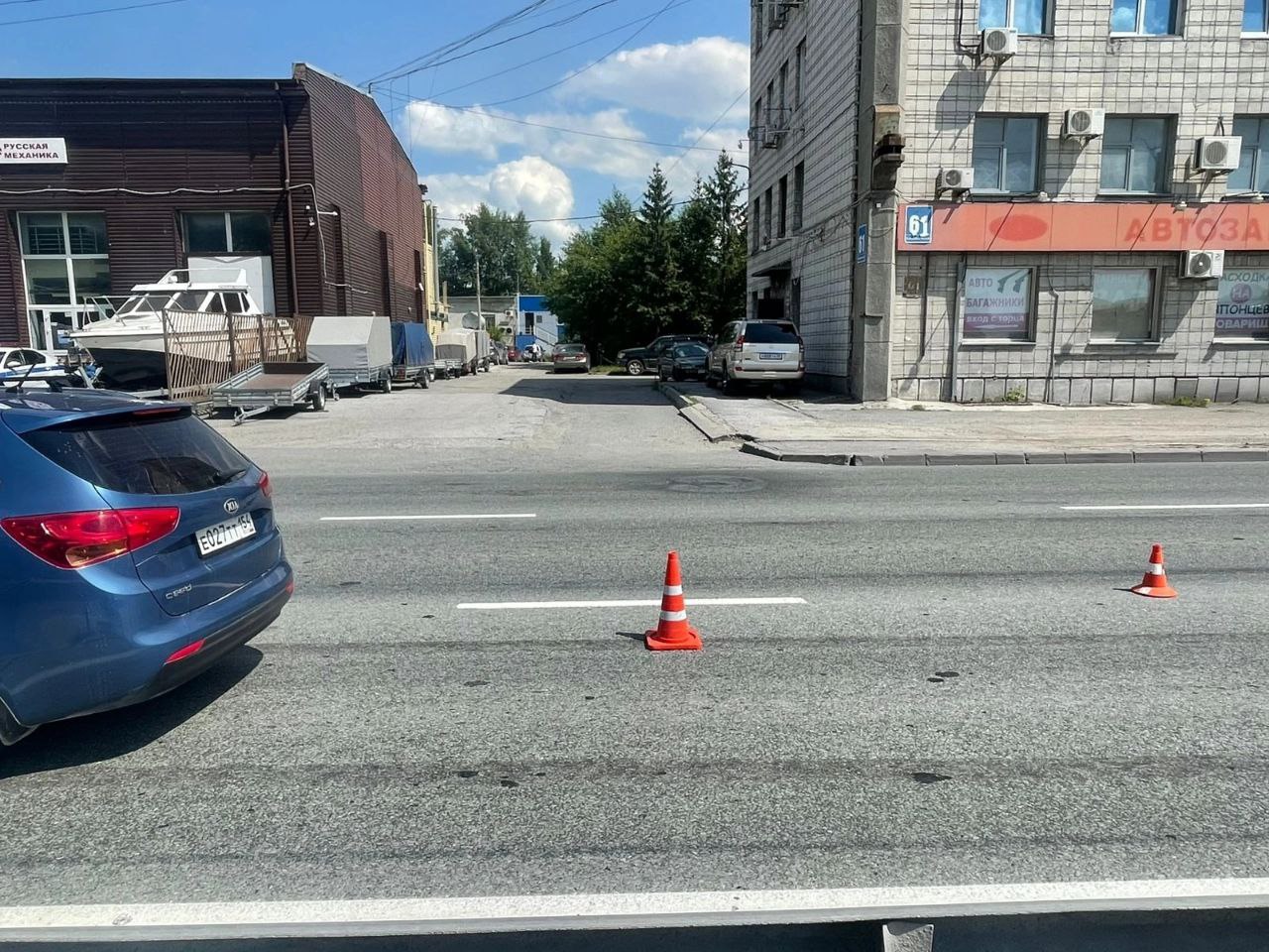 Пешехода сбили на Бердском шоссе 11 июля 2025 года в 11:50 на Бердском шоссе, 61 произошло ДТП. Об этом сообщает пресс-служба Госавтоинспекции Новосибирской области. Водитель автомобиля Kia Ceed, мужчина 1983 года рождения совершил наезд на пешехода, переходившего дорогу вне зоны пешеходного перехода справа налево. В результате происшествия пострадал мужчина 1970 года рождения. Он был доставлен в медицинское учреждение с травмами. По факту ДТП проводится проверка, обстоятельства уточняются. АиФ