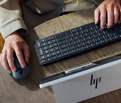 HP представила на CES 2026 ПК в форм факторе клавиатуры Eliteboard G1a с AMD Ryzen AI 300 HP представила на выставке CES 2026 компактный компьютер выполненный в форм факторе клавиатуры Устройство получило название Eliteboard G1a Новинка выглядит как обычная офисная клавиатура с несъемным или съемным кабелем USB C при этом внутри установлен процессор серии AMD Ryzen AI 300 от Ryzen AI 5 330 до Ryzen AI 7 350 Pro