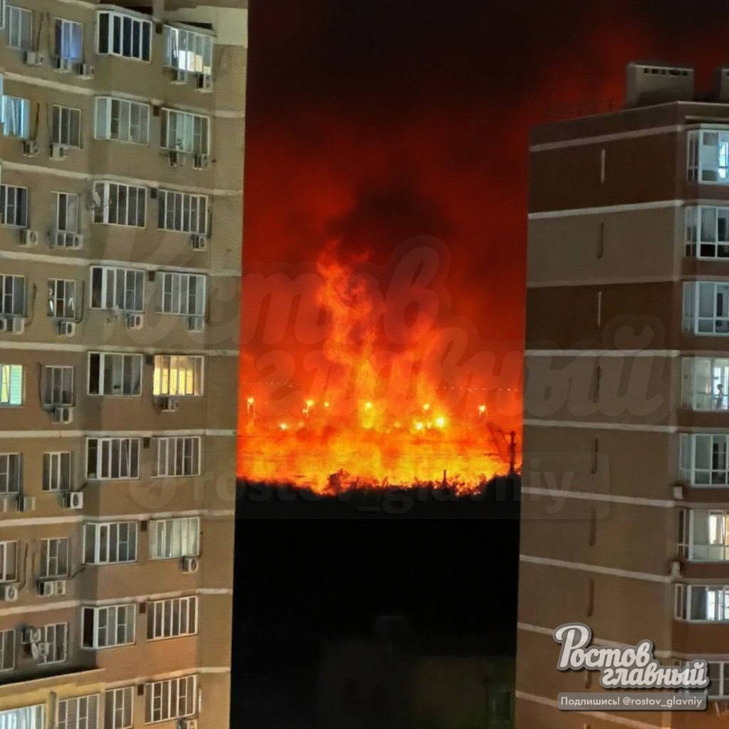 В Батайске произошёл масштабный пожар возле ЖК «Северная звезда» 10 июля вечером в Батайске, недалеко от жилого комплекса «Северная звезда», возникло возгорание. По данным МЧС, огонь охватил сухую траву и скопившийся мусор. Пламя быстро распространилось, в результате чего площадь пожара достигла 400 квадратных метров. Инцидент произошёл приблизительно в 22:00. Предположительной причиной возгорания стала неосторожность при обращении с огнём. На данный момент в регионе установился высокий уровень пожароопасности, что увеличивает риск подобных происшествий.