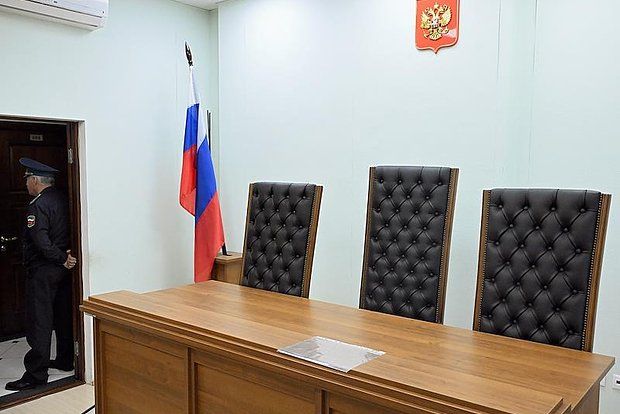 Суд приговорил к пожизненному агента СБУ Мурдида за теракты в Мелитополе Южный окружной военный суд Ростова-на-Дону приговорил к пожизненному лишению свободы агента Службы безопасности Украины СБУ Артема Мурдида. Об этом «Ленте.ру» рассказали в пресс-службе суда. Первые восемь лет он проведет в тюрьме, а остальные в колонии особого режима. Мужчину также оштрафовали на 900 тысяч рублей. Его признали виновным по семи статьям, среди которых 205 «Террористический акт» и 223.1 «Незаконное изготовление взрывчатых веществ, незаконные изготовление, переделка или ремонт взрывных устройств» УК РФ. Его мать, Анну Мурдид, приговорили к 22 годам колонии общего режима со штрафом 600 тысяч рублей, а сожительницу Анну Вошкодер — к 20 годам колонии общего режима со штрафом 550 тысяч рублей. Женщин признали ... Подробнее>>>