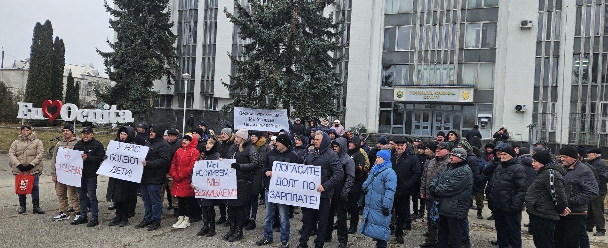 Все инициативы PAS по якобы поддержке железной дороги оказались пшиком – депутат группы "Победа" Ирина Лозован.  "Сегодня железнодорожники Молдовы снова вышли на улицы в знак протеста бездействию властей. Акции проходят в Бельцах, Унгенах и Окнице. Люди уже больше полугода не получают зарплаты, вынуждены брать кредиты, чтобы прокормить семьи и оплатить счета. А власти цинично заявляют, что госказна - не благотворительный фонд. И к тому же придумывают кучу поводов, чтобы заткнуть рот протестующим и запретить им выходить на митинги", – пишет Лозован.  И интересуется: когда правительство наконец начнет брать ответственность за свой народ?    "PASовцы загнали сотни человек в ловушку и оставили их без поддержки. А теперь кричат, что спасение утопающих – дело рук самих утопающих. В этом вся суть преступной чиновничьей верхушки в Молдове", – утверждает Лозован.