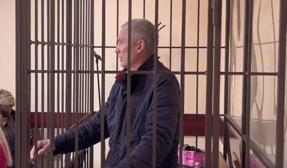 Жесть из Богородска конфликт едва не закончился убийством 4 сентября местный житель на УАЗе намеренно сбил мужчину у магазина после чего вышел с топором и попытался добить жертву Пострадавший чудом увернулся и сбежал но получил множественные травмы Нападавший просил суд оставить его под домашним арестом ссылаясь на необходимость ухода за отцом но его отправили в СИЗО на 2 месяца Возбуждено уголовное дело о покушении на убийство   Что еще случилось в Нижнем